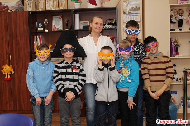 01.12.2013. Готовимся к встрече с дедом Морозом в театре костюма "Каприз". Делаем новогодние маски.
