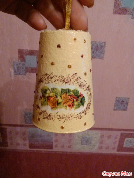 Новогодние колокольчики из одноразовых рюмок