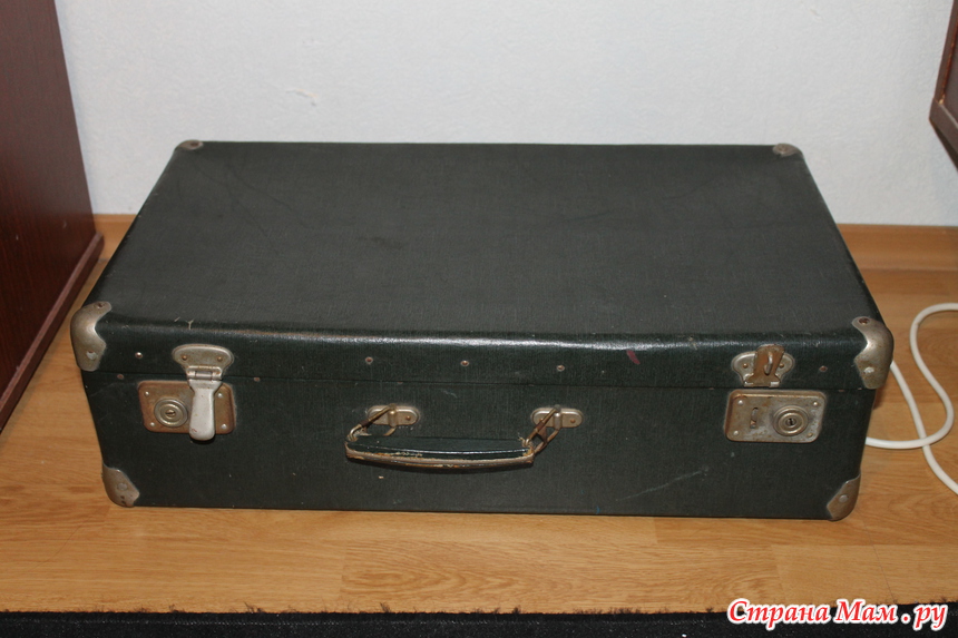 Шкафчик из старого чемодана