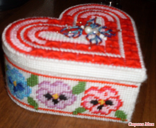 Шкатулка из пластиковой канвы.