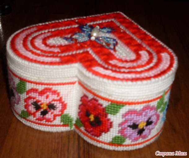Шкатулка из пластиковой канвы.