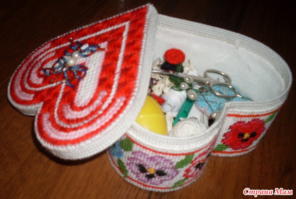 Шкатулка из пластиковой канвы.