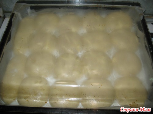 . Молоком мы заливаем и вкусняшки выпекаем...