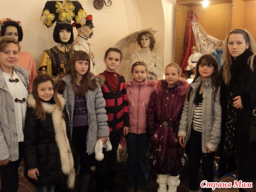 Возила сегодня свой кружок на экскурсию в Галерею кукол.