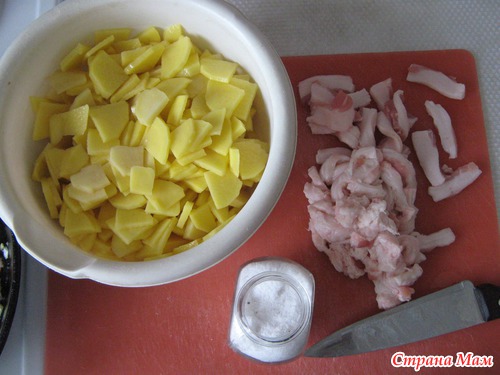 Картофель запеченный со шкварками.
