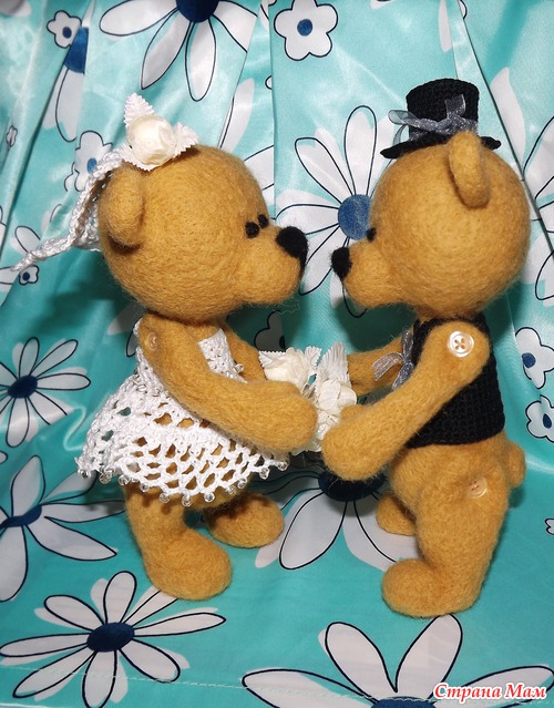 Ура! Ещё одна семейная парочка порадует новобрачных :)