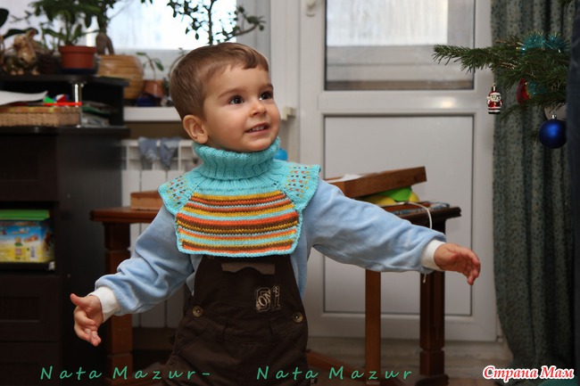 Полосатая манишка для мальчика