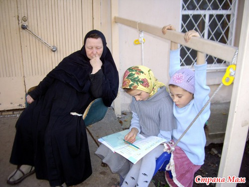 Пришла посылка для Ани и Дарьи (Введенский женский монастырь)