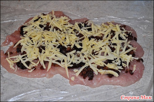 Куриный рулет с изюмом и сыром