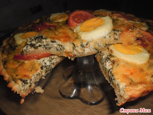 Открытый пирог со шпинатом и яйцами