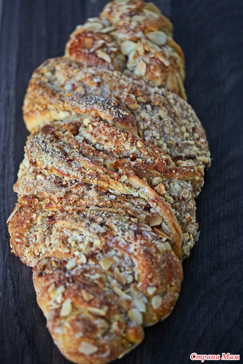 Сдобная "косичка" с орехами.