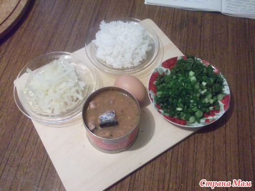 Открытый пирог с рыбной консервой