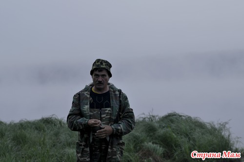 Туман на озере ранним - ранним утром.