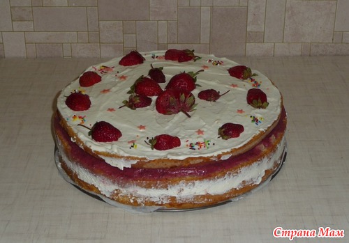 Карамельный бисквит с творожным и клубничным кремами.