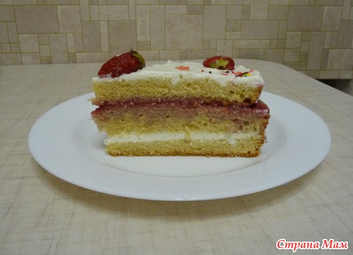 Карамельный бисквит с творожным и клубничным кремами.