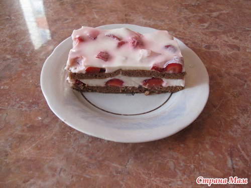 Бисквит с йогуртной заливкой и клубникой