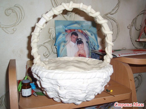 Корзина с цветами из соленого теста.