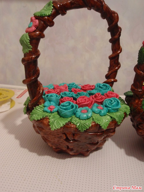 Корзина с цветами из соленого теста.