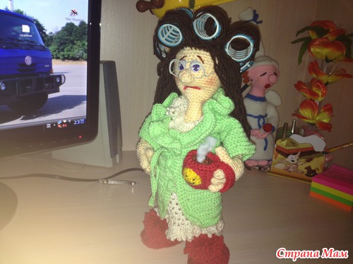 Мадам в бигудях