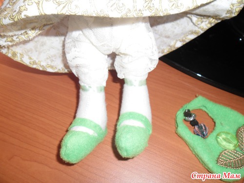 Нежная весенняя заенька ждет маму...