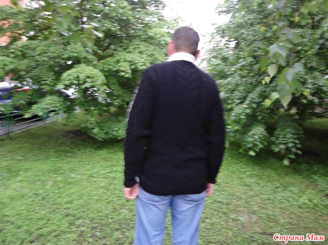 Свитер черно-белый офисный.