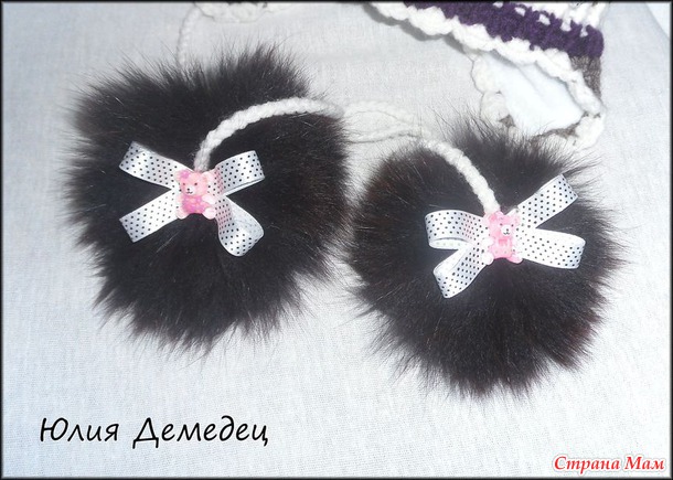 Веселенькая шапка с меховыми пампонами!