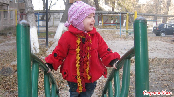 Два шарфика и одни митенки