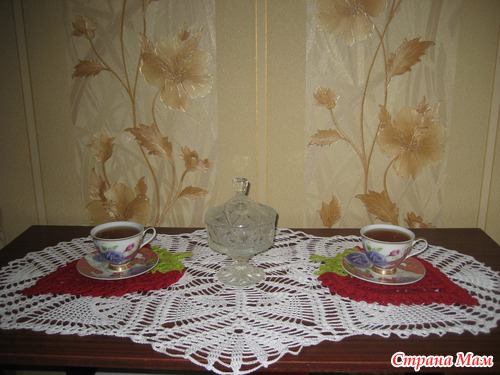 Вяжем в подарок (ажурная салфетка и подставки под горячее)