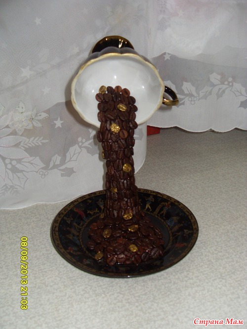 Летящая чашка с кофейными зернами