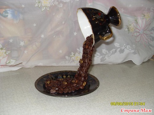Летящая чашка с кофейными зернами
