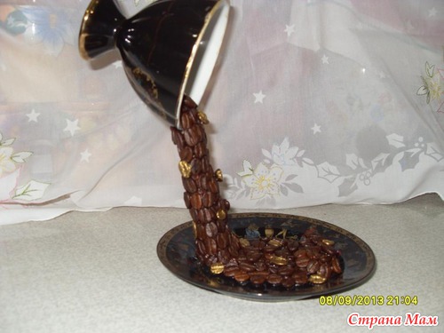 Летящая чашка с кофейными зернами