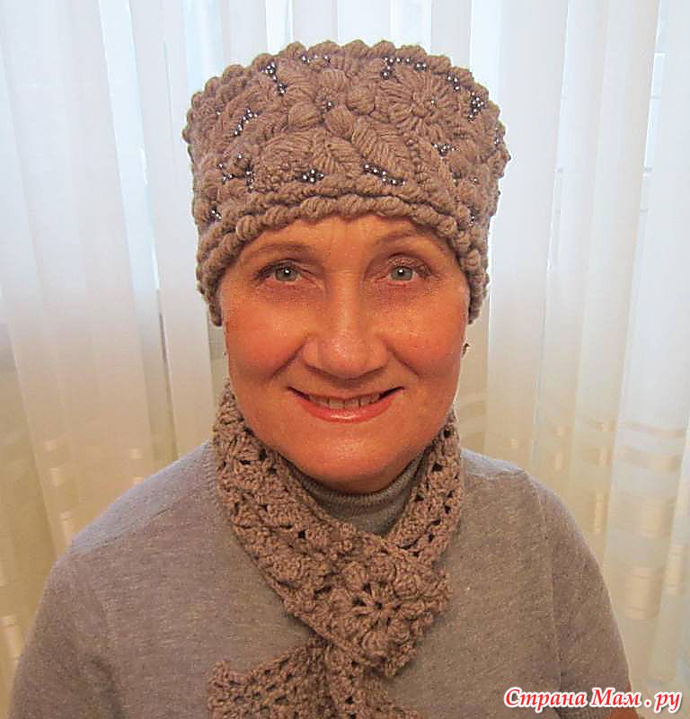 Бабушка связала шарф