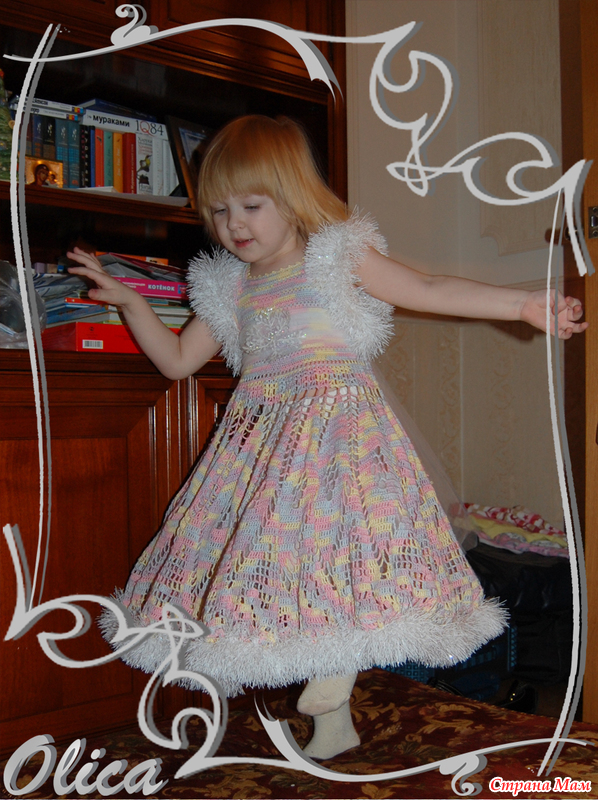 Обшить платье мишурой. Украшение платья на новый год для девочки. Как пришить мишуру к детскому платью внизу. Платье с мишурой детское. Платье украшенное мишурой для девочки.