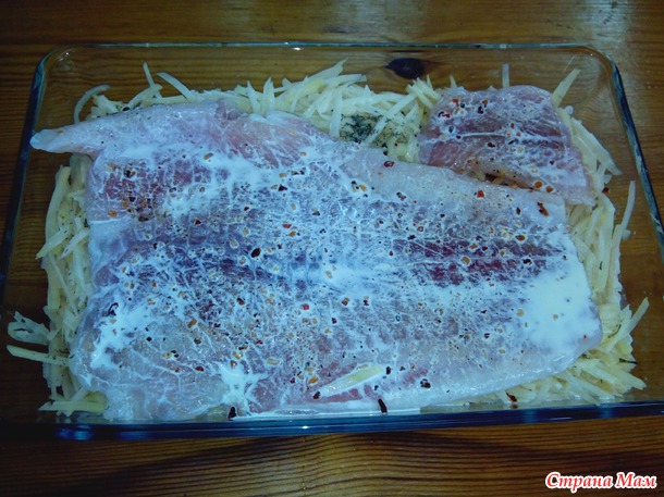 Пангасиус с картофелем под сырной корочкой.