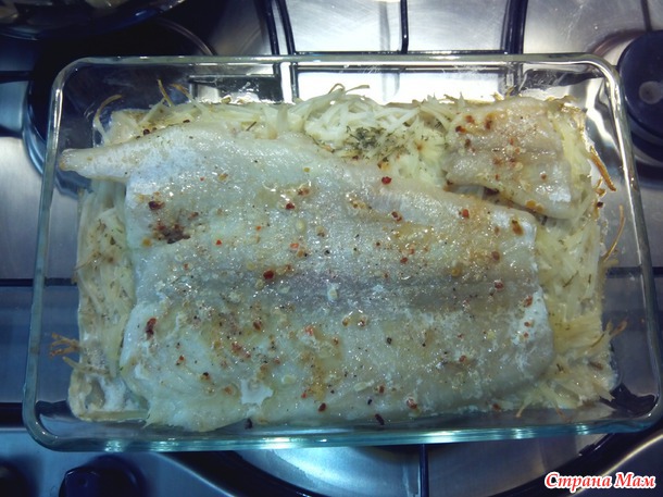 Пангасиус с картофелем под сырной корочкой.