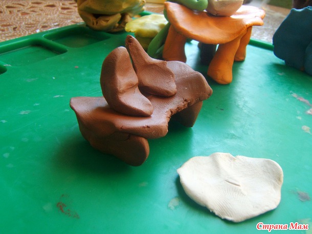 Уля лепит.