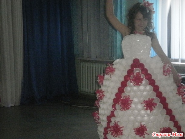 Платье из стаканчиков.