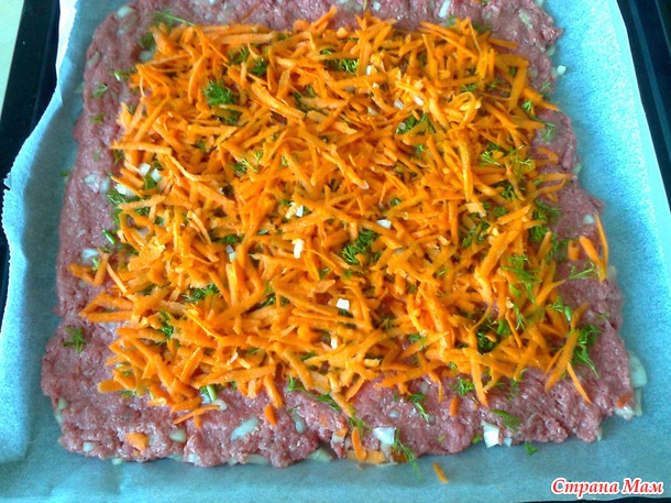 Мясной рулет с морковью и печенка в майонезном соусе