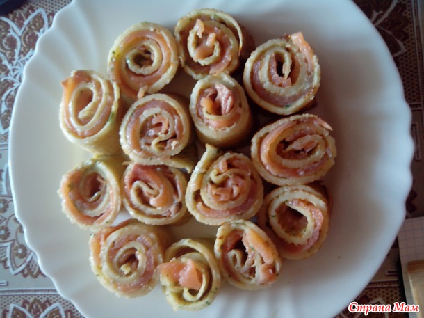 Блинные роллы с красной рыбой.