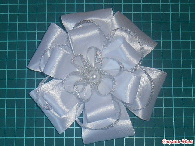 Красные бантики канзаши. Банты канзаши мк. Бант из ленты шириной 5 см. Бантики канзаши из узкой ленты. Резиночки из атласных лент.