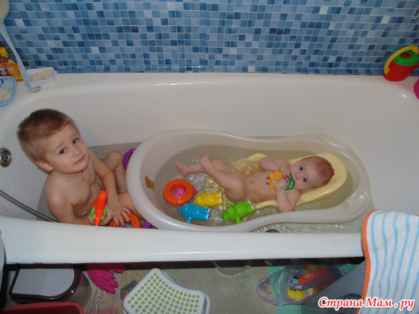 Совместное купание. Купание разнополых детей. Совместное купание разнополых детей. Разнополые дети в ванной. Разнополые дети моются.