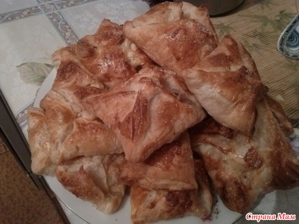 . Слойки с яблоками.