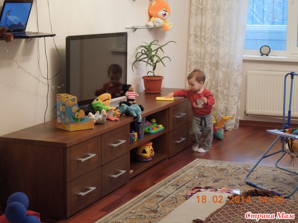 Мальчишке год и пять!