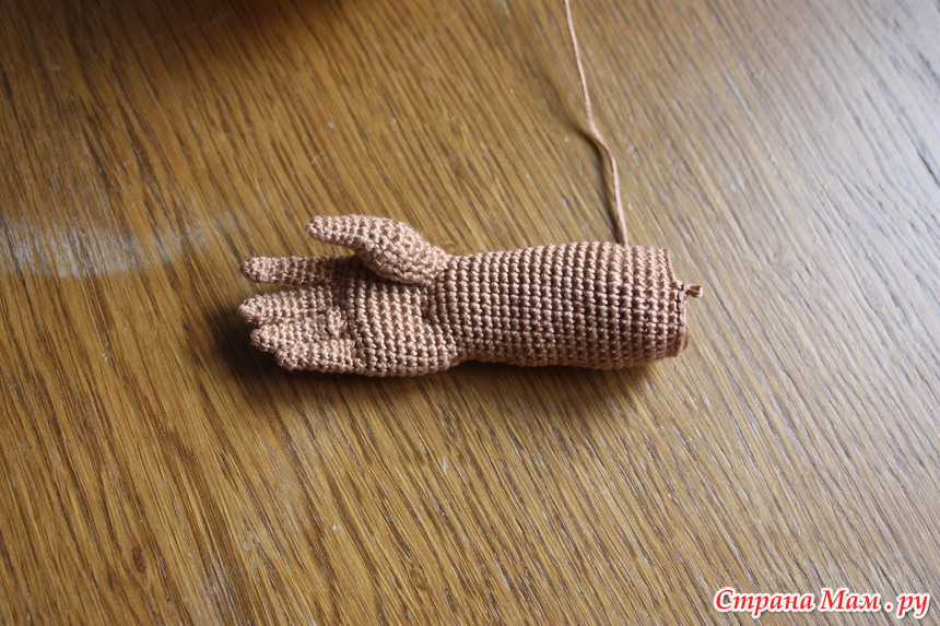 Вязаная рука с пальчиками крючком. Ручки с пальчиками крючком. Палец крючком на руке. Вязаные ручки для куклы крючком. Вязаные игрушки на руку.