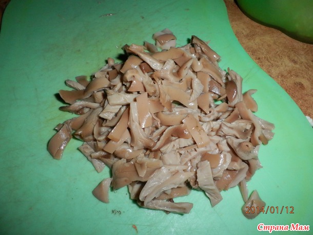 На ваш суд пастрома, мойва запечённая и рулет мясной.