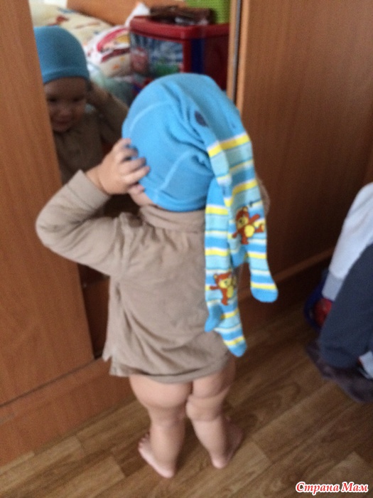 Дети без штанов. Ребенок с колготками на голове. Ребенок одевается. Ребенок со штанами на голове. Мальчик задом.