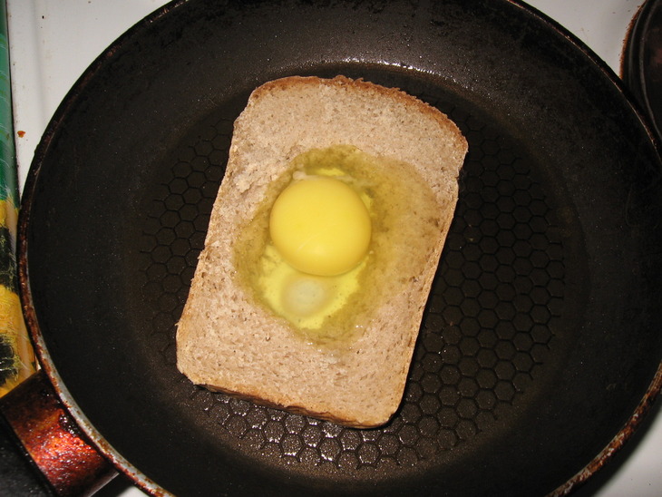 Тостовый хлеб с яйцом на сковороде. Яйцо в хлебе. Хлеб с яйцом внутри. Яйцо в хлебе на сковороде. Хлеб в середине яйцо.