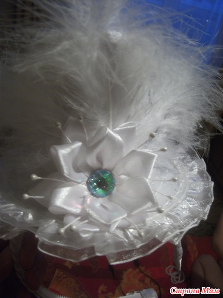 Белая шляпка на ободке с перьями на годовасие