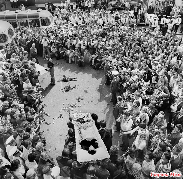 ПРОЩАНИЕ. 25 июля 1980 года ушёл из жизни Поэт, Музыкант, Актёр - Владимир Семёнович Высоцкий.
