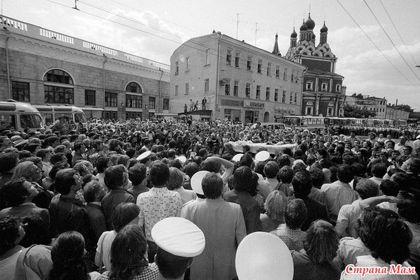 ПРОЩАНИЕ. 25 июля 1980 года ушёл из жизни Поэт, Музыкант, Актёр - Владимир Семёнович Высоцкий.